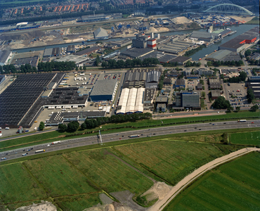 844634 Luchtfoto van een gedeelte van het bedrijventerrein Lage Weide te Utrecht, uit het zuidoosten. Op de voorgrond ...